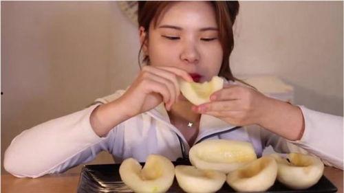 美女吃10块瓜,美女品尝10块瓜果的甜蜜时光