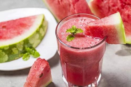 西瓜汁吃瓜,夏日消暑新风尚