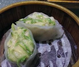 沈阳情侣吃瓜,沈阳情侣街头“吃瓜”事件引发热议