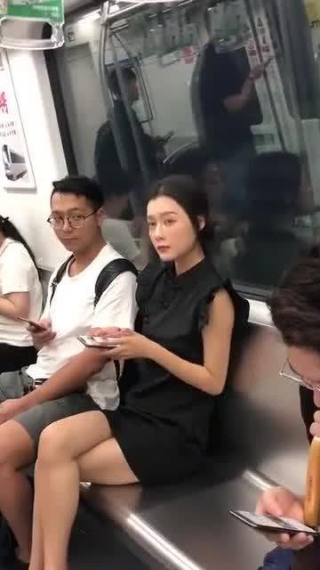 偶遇吃瓜小姐姐,一场甜蜜的“吃瓜”邂逅