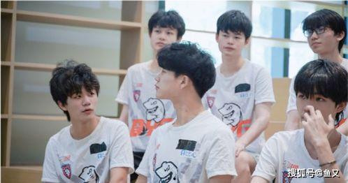 瓶子吃瓜ag边路,边路英雄的崛起之路